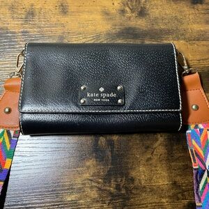 kate spade  Black Leather convertible Wallet - Pink interior - magnetic closure